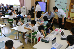 タブレットPCを使った授業（荒川区立峡田小学校）