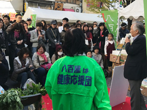 秋葉原駅前のオープンスペースで行われたイベントで辻説法式に江戸東京野菜について話す