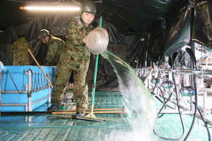 隊員は入浴施設を開設し、その後は浴室の清掃やボイラー等の機器のメンテナンスを行う