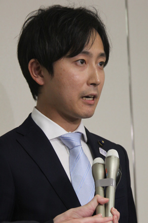 会見で疑惑を否定する樋口氏（１６日）