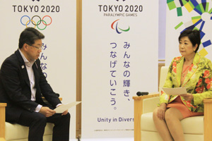 小池知事(右)に要望内容を伝える東村幹事長(左)