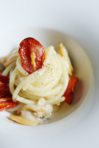 シンプルなオイルベースのパスタを、一人分小さじ2杯のオリーブオイルと小さじ2杯のコラトゥーラで味付け。火を加えないことで豊かな香りが広がる
