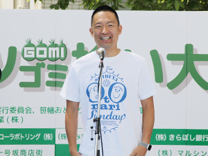 「渋谷おとなりサンデー」で挨拶をする長谷部区長 6月3日、地域コミュニティの活性化を図るための「渋谷おとなりサンデー」開催にあたりあいさつ