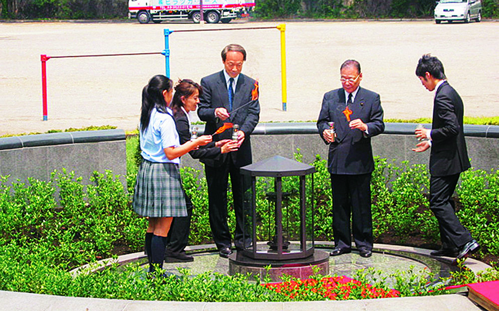 区立芝公園「平和の灯」の点灯式の様子（平成１７年）