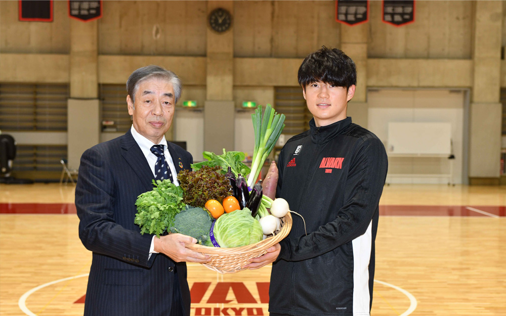 アルバルク東京の安藤誓哉主将へ野菜を贈呈する城田会長