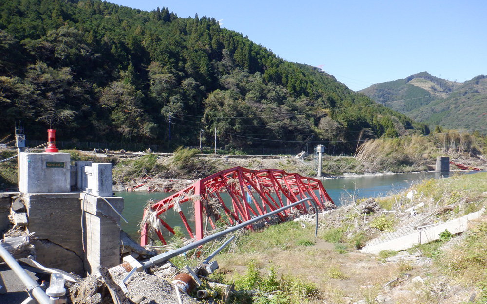 熊本県球磨村の相良橋流出の現場を視察