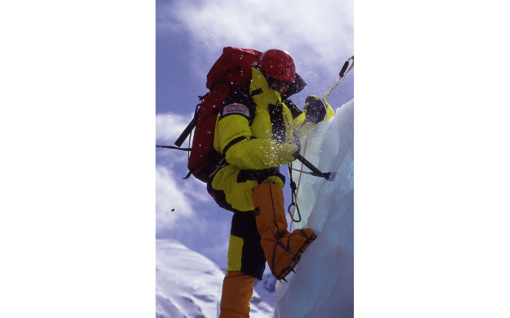 ８５年、エベレスト中国側チョモランマ峰北壁に挑み、冬季世界最高到達点を記録