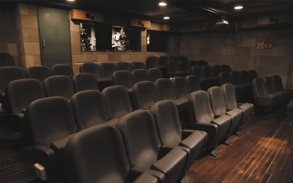 日本映画黄金時代と言われる１９５０-６０年代の作品を中心に上映。席数は４８
