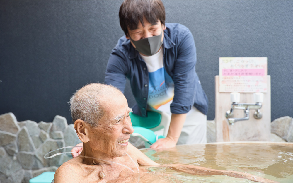 生まれ育った熱海の海を見て、念願の温泉にも入った（末期がんの７０代の男性）