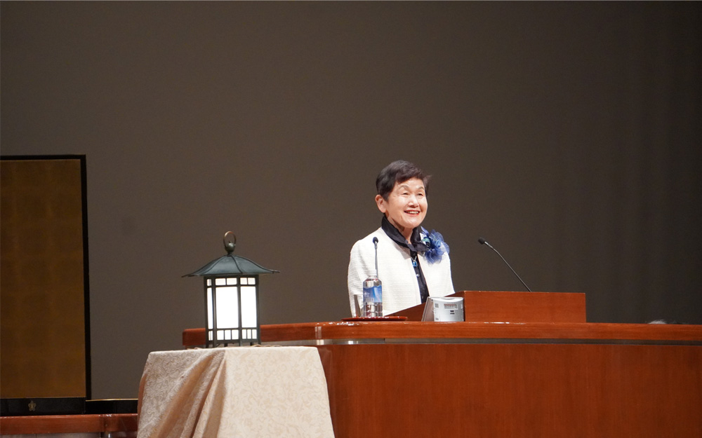 昭和女子大学の創立記念式典で挨拶をする坂東氏
