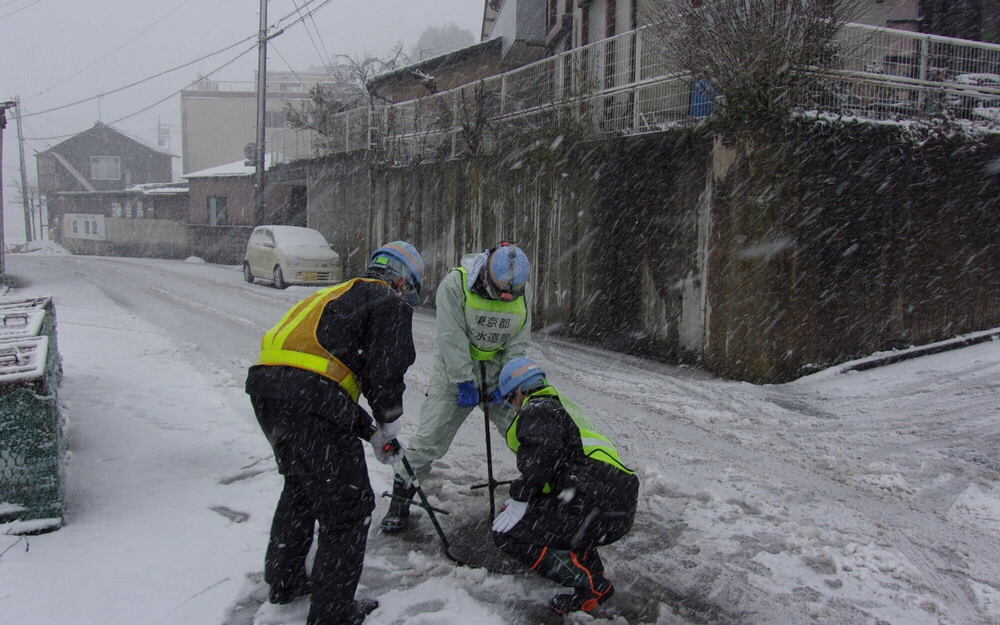 吹雪の中でも上下水道復旧作業は行われた