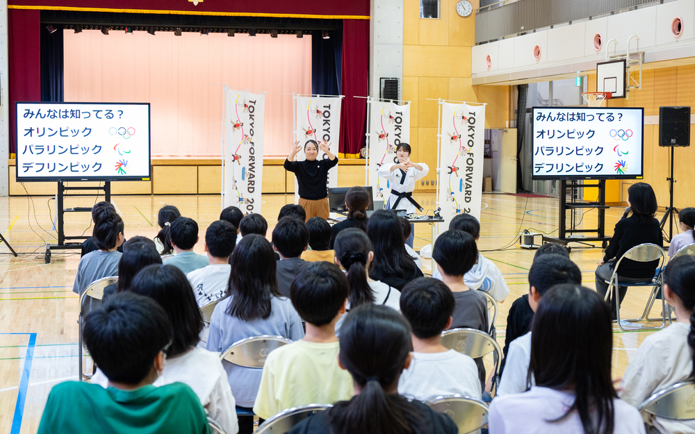 中野区立桃花小学校でデフリンピック出前授業を行う ©東京都