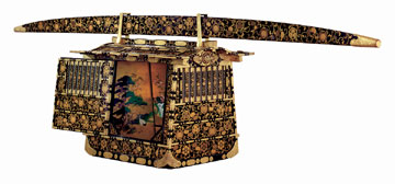 黒塗(くろぬり)二葉(ふたば)葵(あおい)唐草(からくさ)葵(あおい)牡丹紋(ぼたんもん)散(ちらし)蒔絵(まきえ)女乗物(おんなのりもの)(篤姫乗物) 安政三年(1856)<br />スミソニアン協会アーサー・M・サックラーギャラリー提供