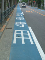 自転車専用通行帯のある道路
