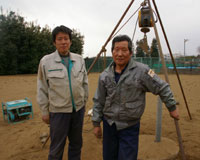 3代目になる須崎雅義さんと息子の彦義さん。うどの生産は家族の協力なしでは不可能