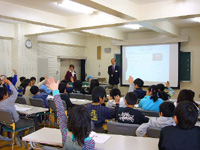 八丈島の職員による出前授業