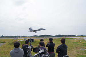 清水3等陸尉がボクシングのデモンストレーションを行う様子