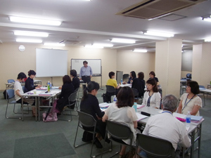 8月に渋谷で行われた「キャリアコンサルタント事前研修」の様子。講師による講義