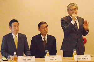 プレス発表会の冒頭で挨拶する、牧田総合病院理事長の荒井好範さん(右)。その左が株式会社 アライブメディケア代表取締役社長の関谷聡さん、一番左がセコム株式会社医療事業担当取締役 の布施達朗さん