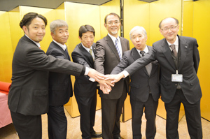 町田式新農法」の礎を作った、まちだシルク農園の林大輔代表取締役(中央右)と、その授業を共に発展させてきた町田商工会議所のメンバーたち