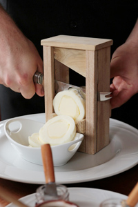 伝統的に特別な機会に食べられてきたブティッロには、このチーズ専用のカット台がある 伝統的に特別な機会に食べられてきたブティッロには、このチーズ専用のカット台がある