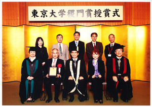 ２０１０年、長島氏の寄付により「長島雅則奨学基金」を設立されたことが高く評価され、「稷門賞しょくもんしょう）」が贈呈された