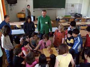 『文化交流使』として文化庁から派遣され、ウイーンの小学校で囲碁を指導 『文化交流使』として文化庁から派遣され、ウイーンの小学校で囲碁を指導