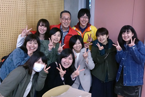 卒業する第1期生と 卒業する第1期生と