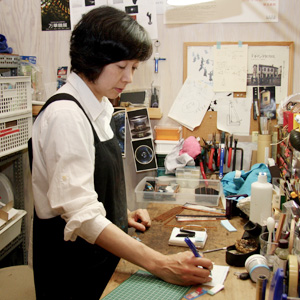 同時に4〜5パターンを作る。小ぶりのものを10個作るのに1か月ぐらいかかる 同時に4〜5パターンを作る。小ぶりのものを10個作るのに1か月ぐらいかかる
