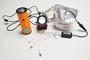 「水電池」は、懐中電灯(左、中)やスマホ用充電器(右)など幅広い防災商品に用いられている