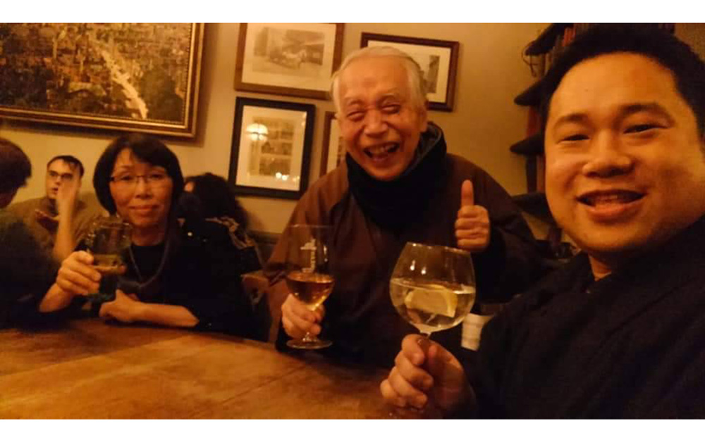 「寿来爺スクルージ）」の打ち上げ。息子の大二郎氏右）とイギリス・オックスフォードにて