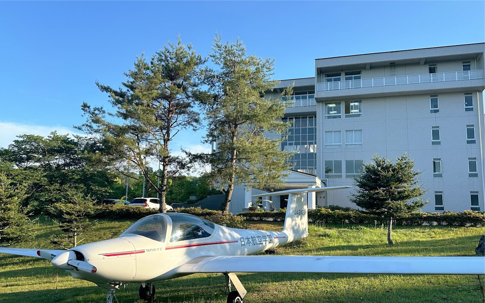 青梅キャンパスにはセスナ機なども設置している