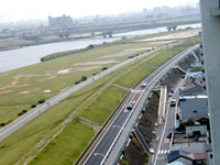 道路や河川の整備では潤いと憩いの場の提供も重要(都道449号線)