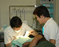 百里基地で診療中