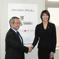 河野一郎事務総長と握手する吉原知子氏