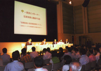 各パネリストが真剣な議論を展開