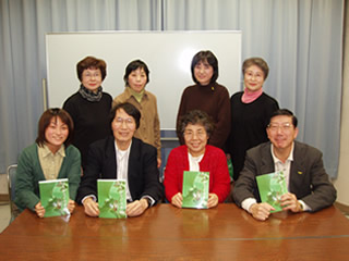 市の木であるイチョウの青葉が表紙を飾る。