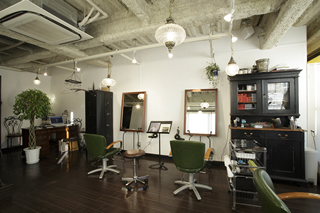 1月からロケ地になった美容室「hair salon studio ROBBIN」。