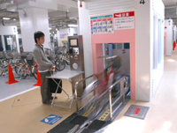 機械式駐輪場に入る自転車