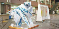 市役所ロビーがアートな空間に変身