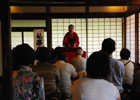 学生が熱演する落語を楽しむ