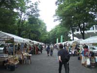 生産者との会話も楽しいアースデイマーケット
