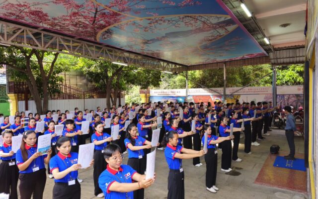 カンボジアでの入国前講習の様子。朝礼を行う実習生たち