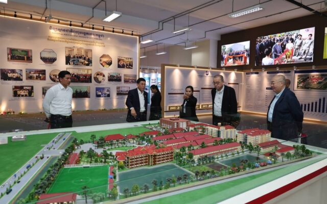 カンボジアの職業訓練校を視察する紀岡氏と組合員