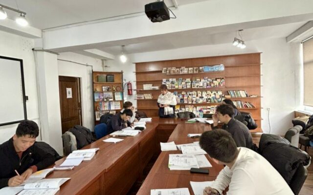 キルギスの国立大学に設置された名鉄学科の授業の様子