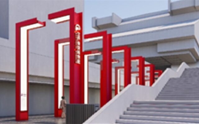 鳥居を連想させる西側アプローチ