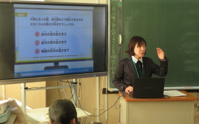 『防災クイズ10（テン）』を実際に学校現場で使用している様子（提供：市民防災研究所）
