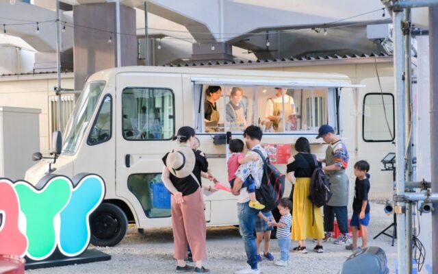 京王多摩川駅で行われている「1YY CLUB（ワンワイワイクラブ）」の様子