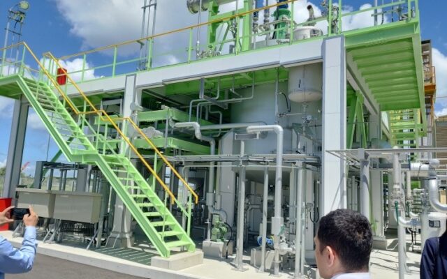 連携するレボインターナショナル社の新工場(愛知県)に視察に行った様子(提供:リンクス)