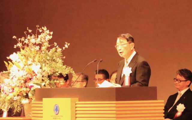 立大入学式にて挨拶する中山理事長